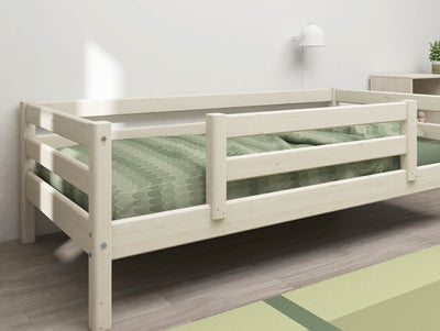 Cama individual con barrera de seguridad centrada