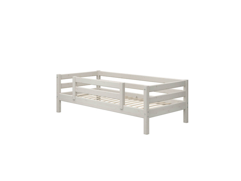 Single bed w. centered safety rail