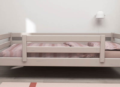 Cama individual con barrera de seguridad centrada