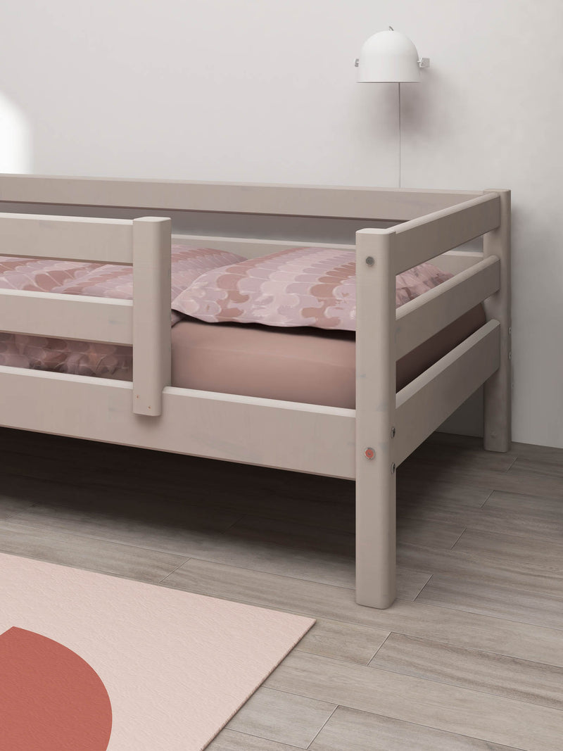 Cama individual con barrera de seguridad centrada