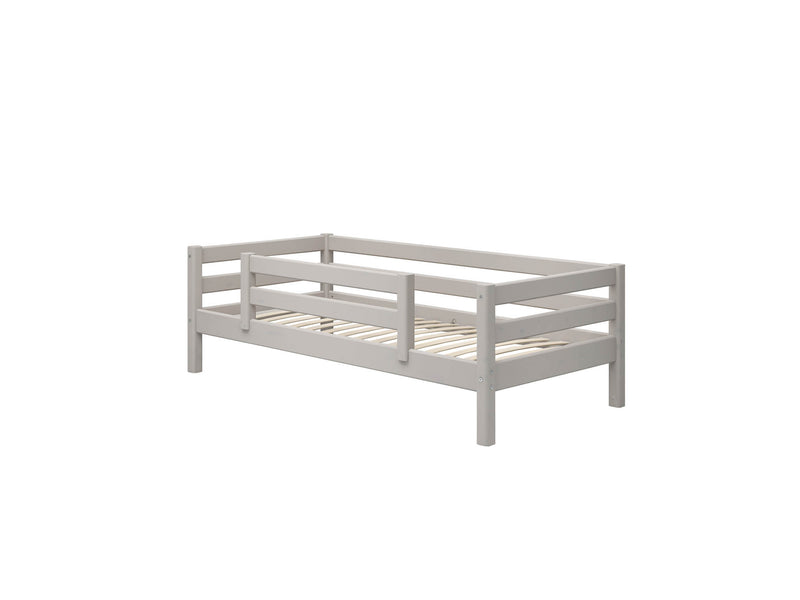 Single bed w. centered safety rail