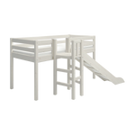 Cama alta FLEXA WHITE con plataforma, patas, barandillas de seguridad, escalera y tobogán para la cama intermedia, tal y como se muestra en una habitación infantil.
