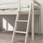Weiße, schräge FLEXA-Leiter für ein Hochbett aus der CLASSIC-Serie, gestreifte Bettwäsche, sonnenbeschienener Holzboden in einem minimalistisch eingerichteten Kinderzimmer.