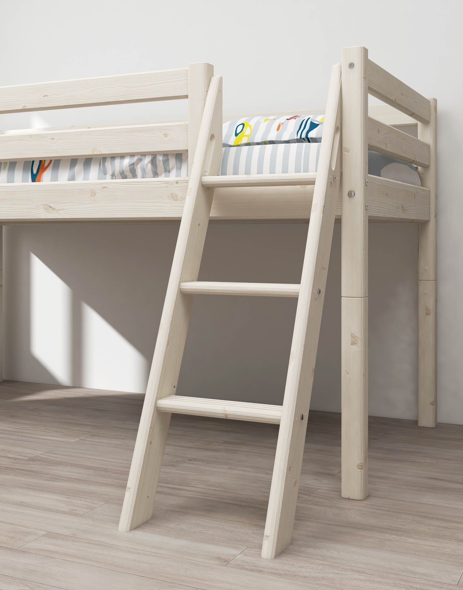 Weiße, schräge FLEXA-Leiter für ein Hochbett aus der CLASSIC-Serie, gestreifte Bettwäsche, sonnenbeschienener Holzboden in einem minimalistisch eingerichteten Kinderzimmer.