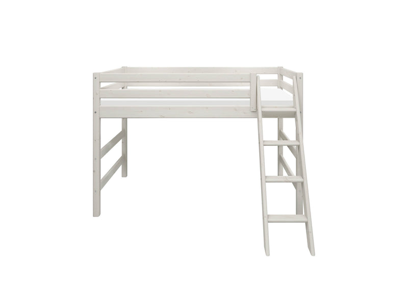 Cama semi-alta con escalera inclinada