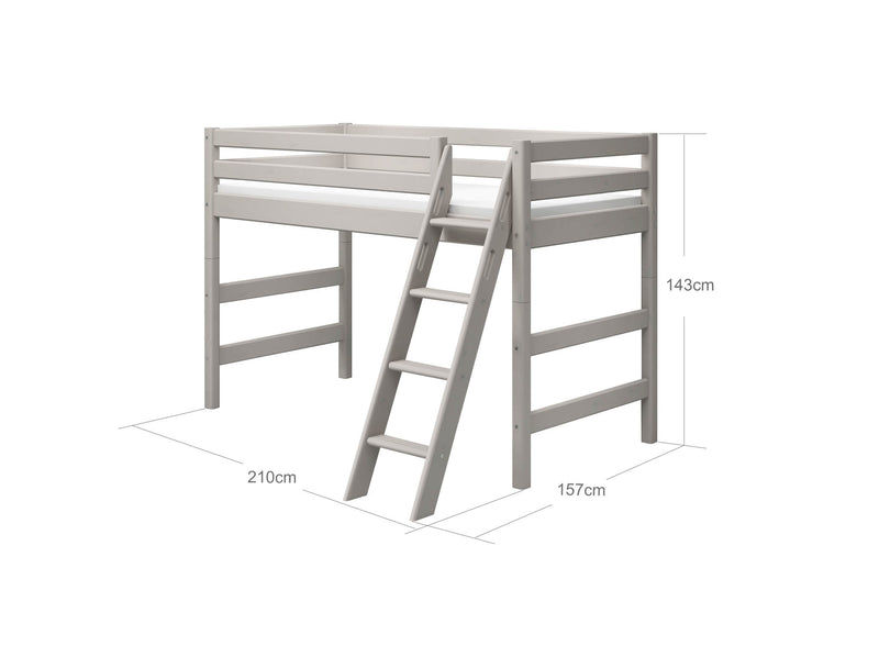 Verhoogde halfhoogslaper m. schuine ladder