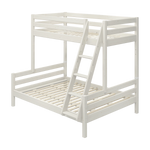 Échelle inclinée FLEXA pour lit superposé, blanche, au design robuste et sécurisé pour les enfants, présentée dans une chambre denfant.