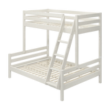 Échelle inclinée FLEXA pour lit superposé, blanche, au design robuste et sécurisé pour les enfants, présentée dans une chambre denfant.