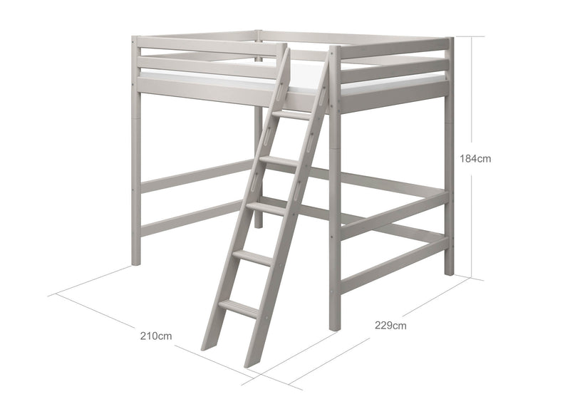 Cama alta con escalera inclinada