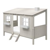 FLEXA WHITE huisframe voor eenpersoons- en halfhoogslapers met twee ramen, een ladder en een schuin dak, afgebeeld in een kinderkamer.