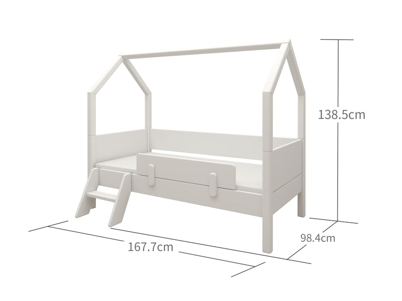Cama junior con estructura con forma de casa, barrera de seguridad y escalera 