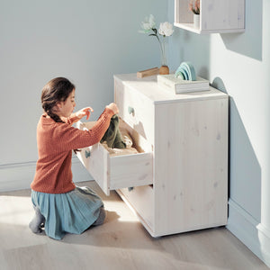 The FLEXA classic chest with 3 drawers is being used to store clothes 