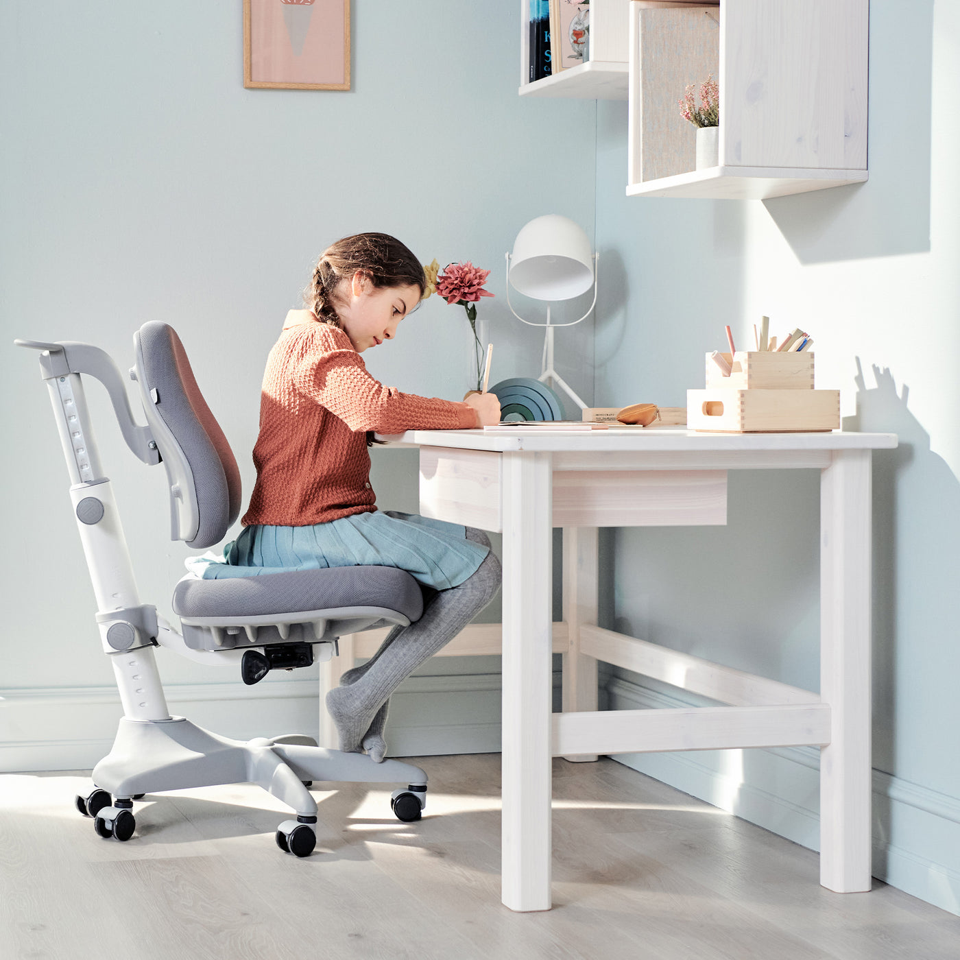 Girl is studying at her classic desk with drawer from FLEXA 