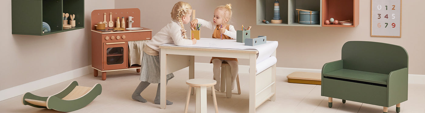 Girls drawing by Creative Table from FLEXA Play