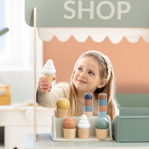 Child playing with the ice cream set and the shop from FLEXA 