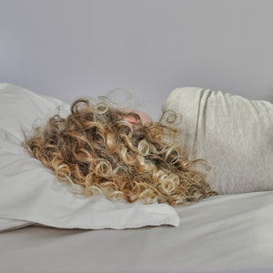 Girl is sleeping on a FLEXA mattress and pillow 