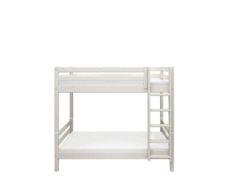 Bunk bed w. extra height and straight ladder