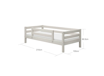 Single bed w. centered safety rail