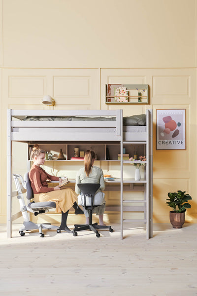 Hochbett mit senkrechter Leiter und Schreibtisch