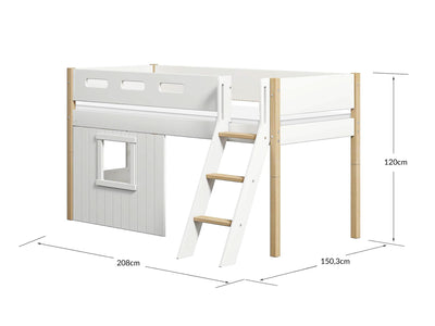 Halfhoogslaper, schuine ladder en boomhut bedfronten, wit frame.