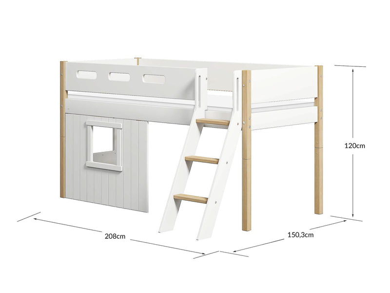 Halfhoogslaper, schuine ladder en boomhut bedfronten, wit frame.